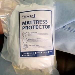 Twin size mattress protector. NIP. Moonsea brand. White. Factory sealed